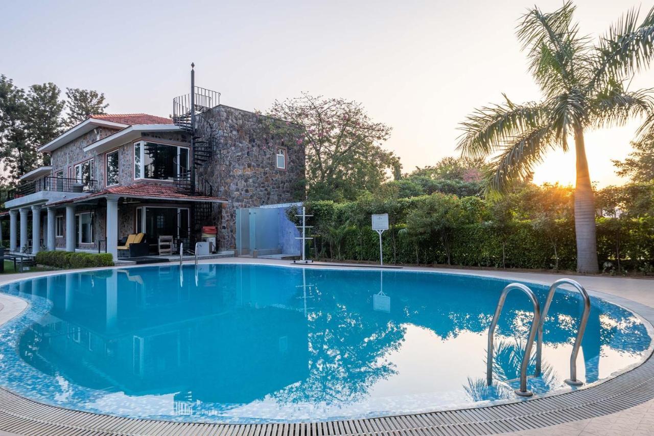 Stayvista At The Banyan Abode With Pool Table, Pet Friendly & Outdoor Pool Manesar Eksteriør billede