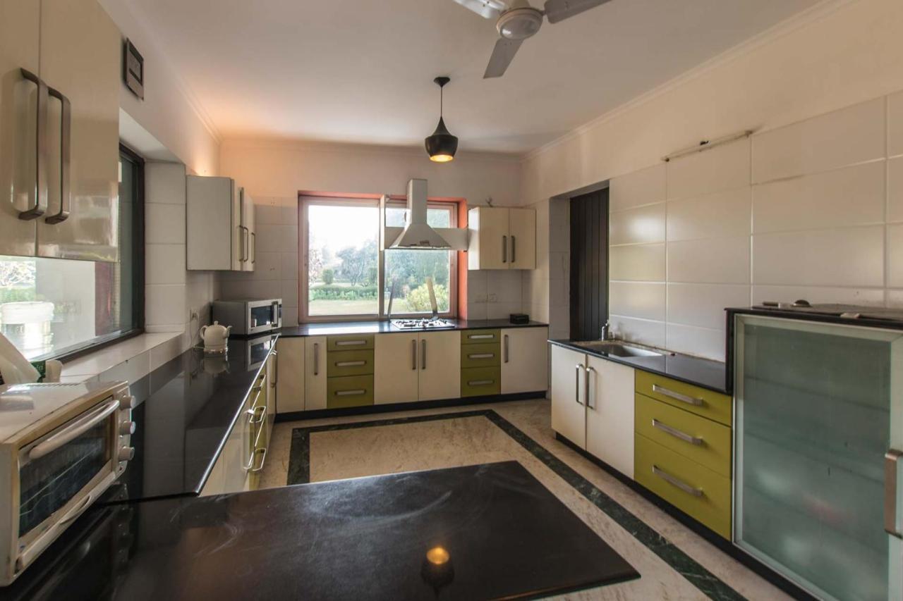 Stayvista At The Banyan Abode With Pool Table, Pet Friendly & Outdoor Pool Manesar Eksteriør billede